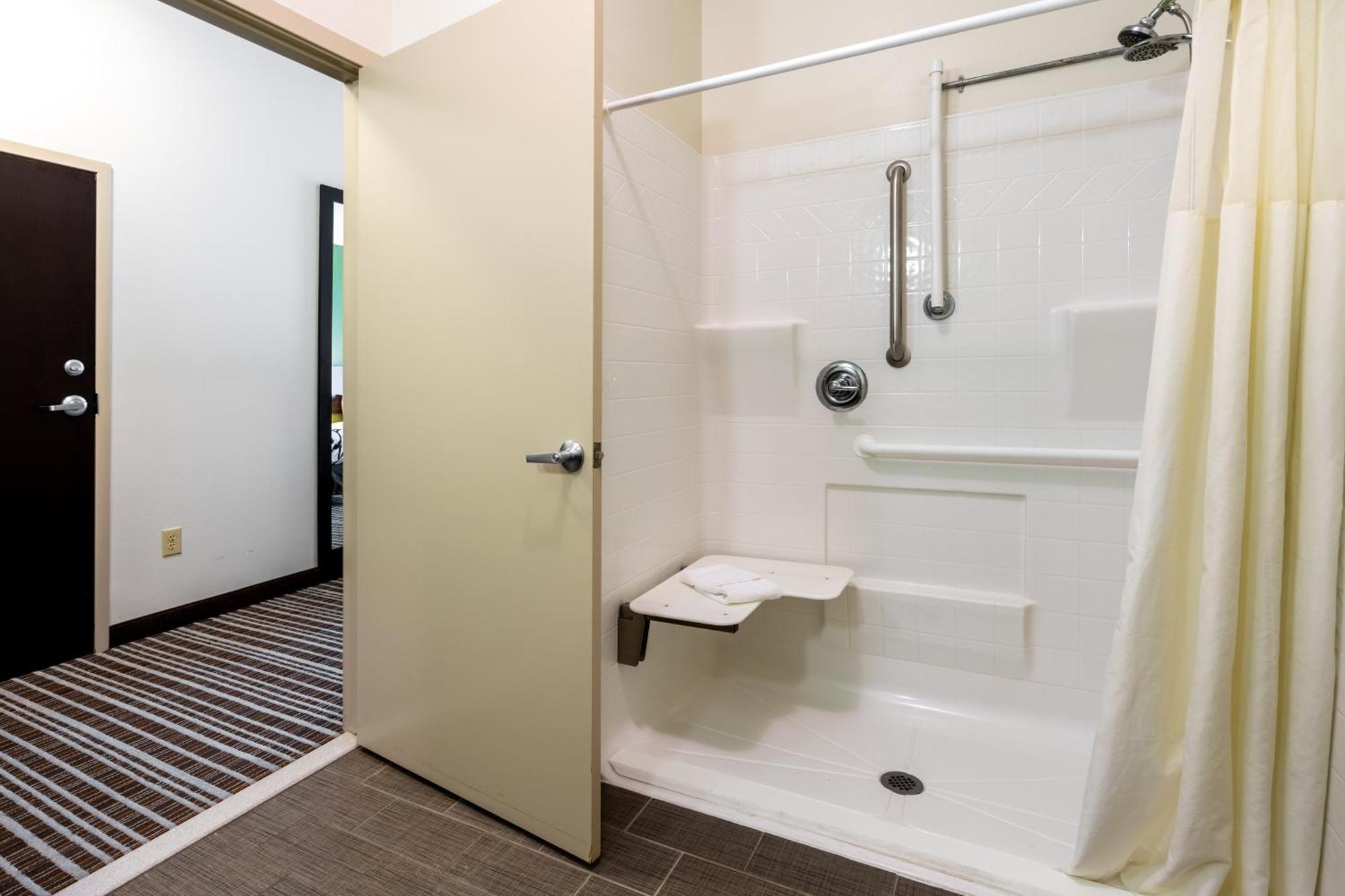 Sleep Inn & Suites Harbour Pointe Brandermill Bagian luar foto