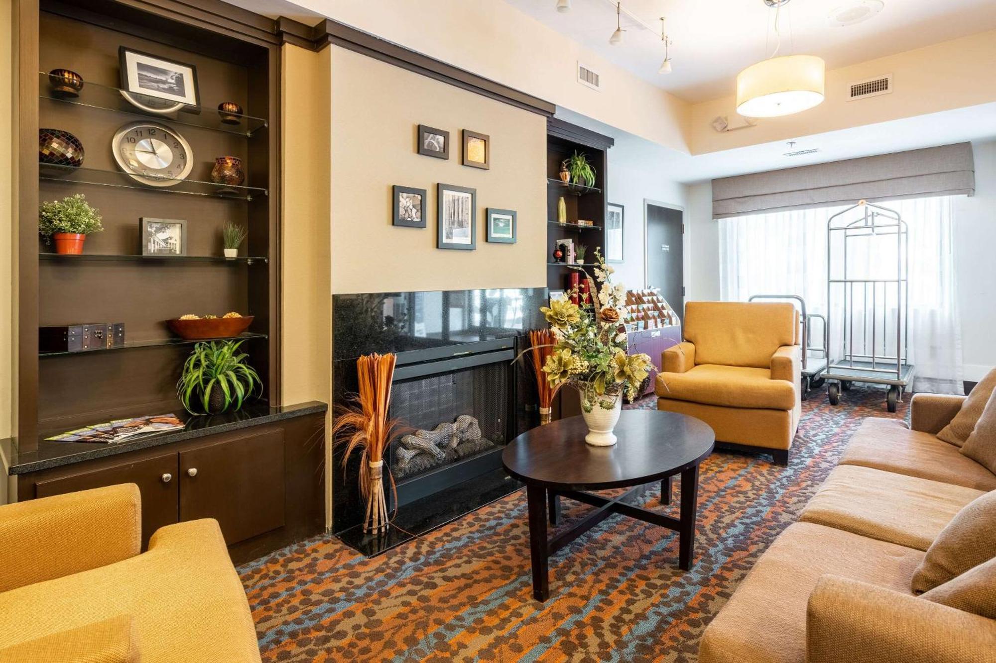 Sleep Inn & Suites Harbour Pointe Brandermill Bagian luar foto
